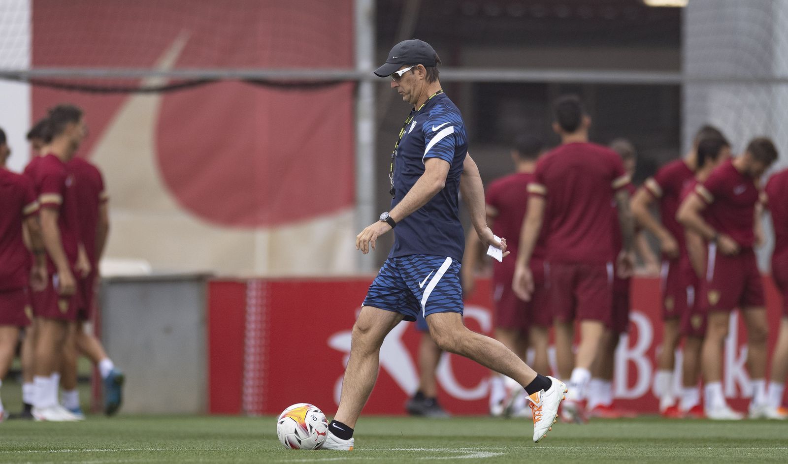 Lopetegui golpea el balón en un entrenamiento reciente.