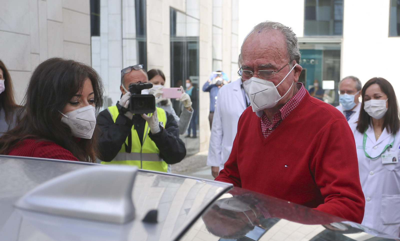Las fotos del alcalde de Málaga a la salida del hospital junto al equipo médico