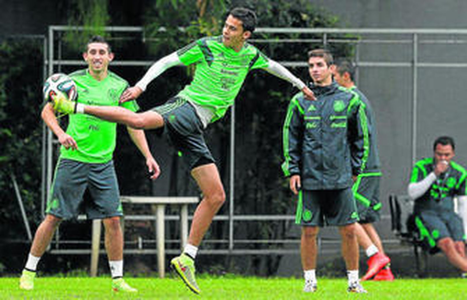 Herrera, Jiménez y Brizuela, en uno de los últimos entrenamientos de la selección mexicana.