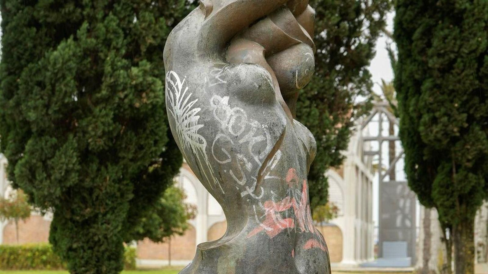 Pintadas en una de las esculturas.