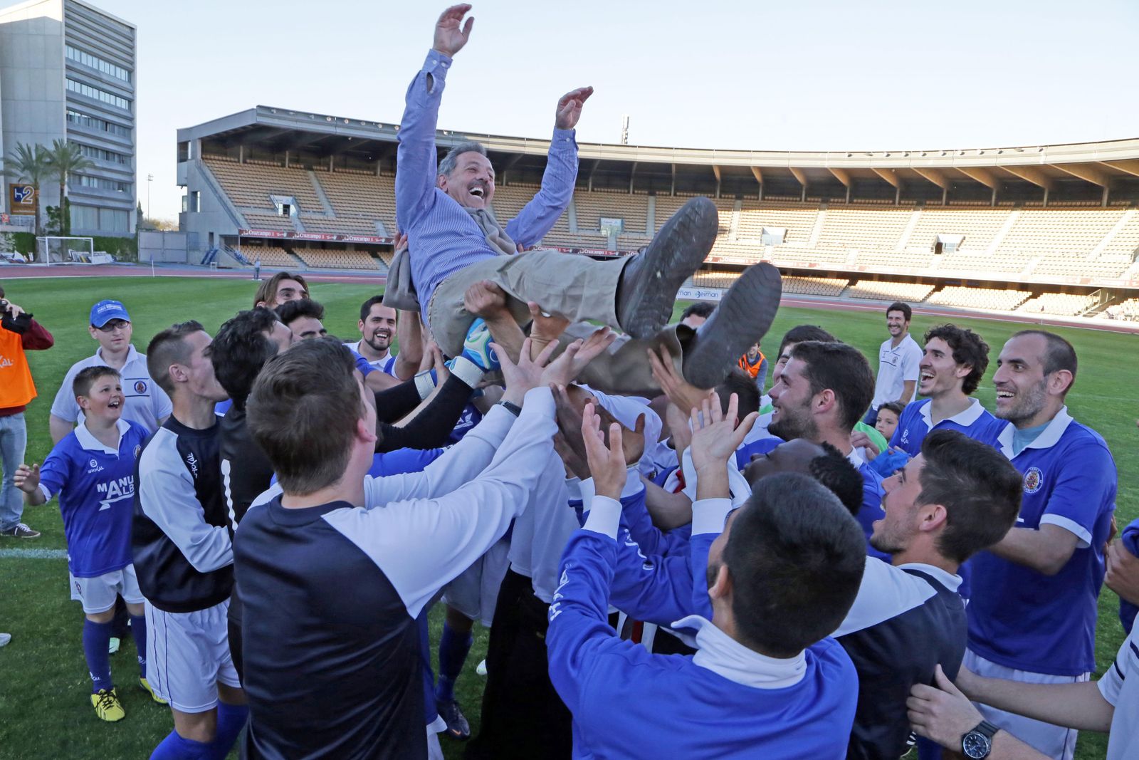 El acta fundacional se firmó ante el notario Javier Manrique.