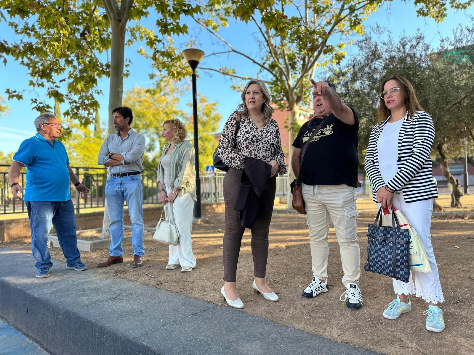 Distintos miembros de Vox en una visita a Cerrillo de Maracena.