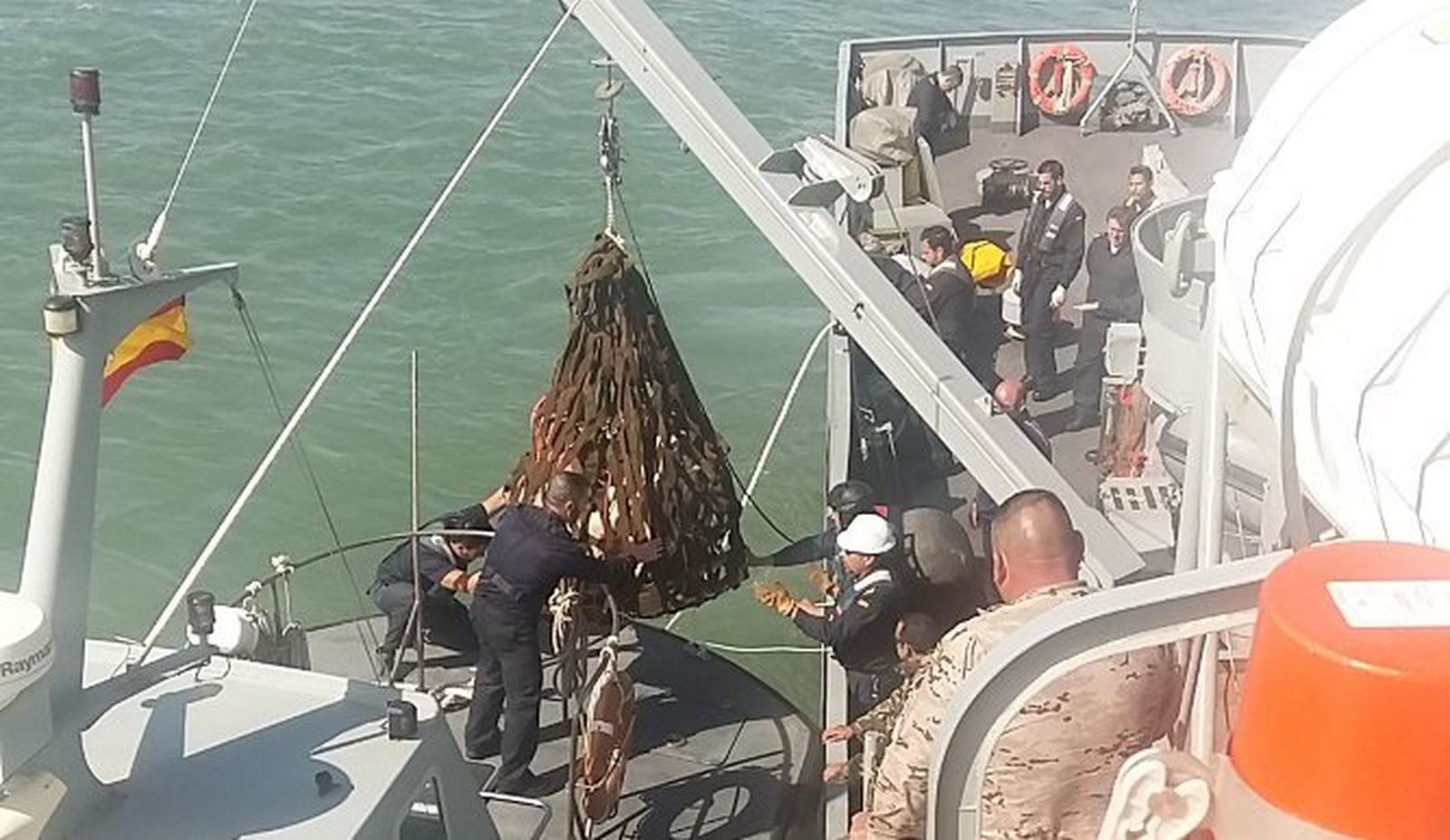 Una grúa eleva el artefacto.