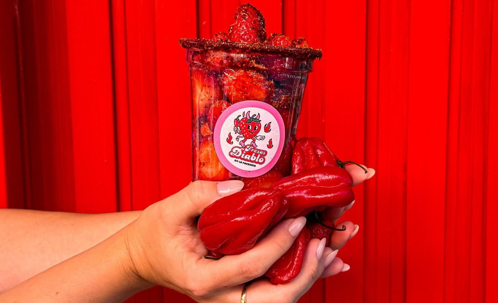 Lo dulce de la fresa, lo ácido del chamoy y el golpe del chile en polvo se convirtieron en una explosión de sabor que cruzó fronteras