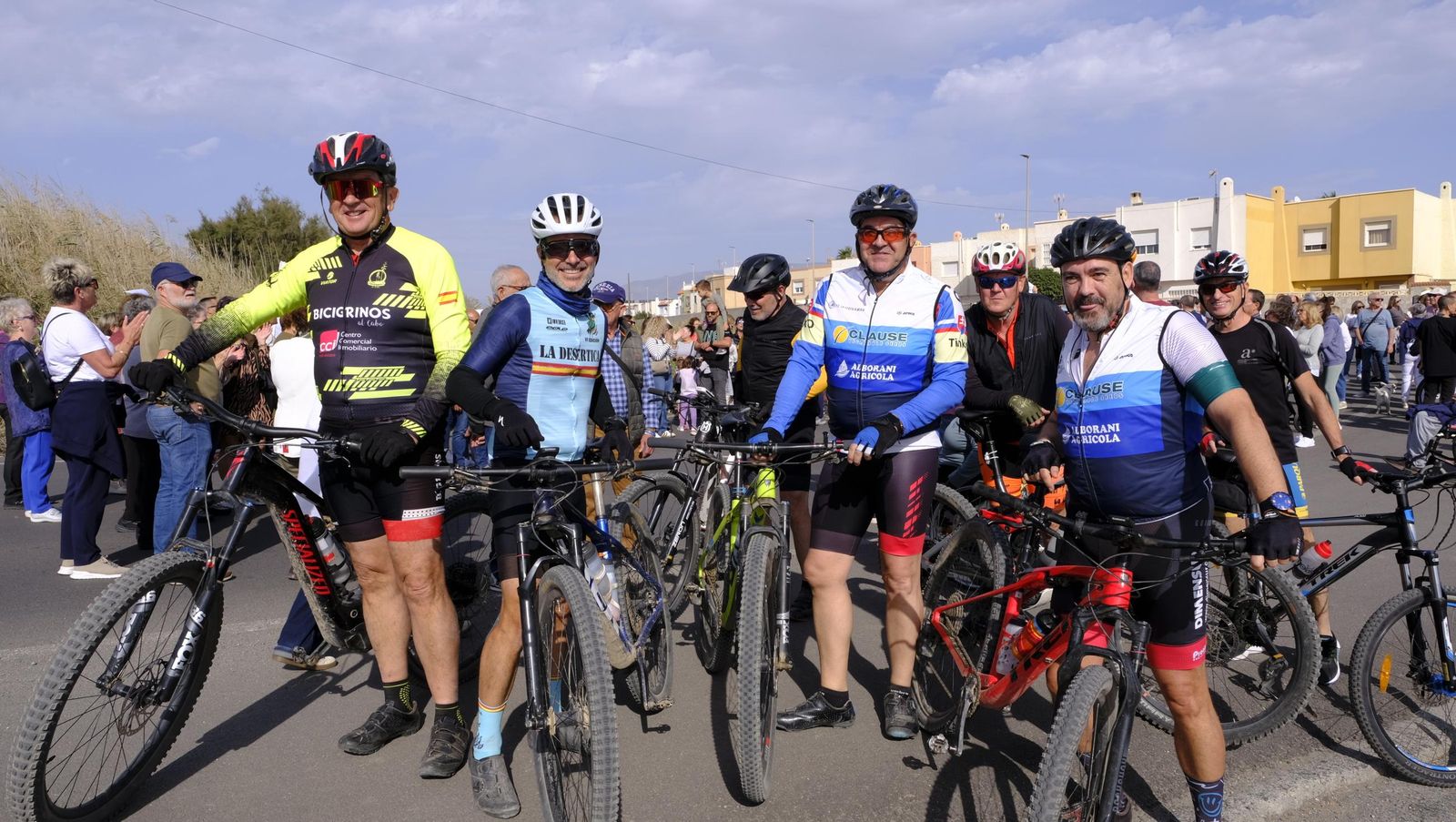 Los vecinos de Costacabana se manifiestan por el arreglo de su rambla, en imágenes
