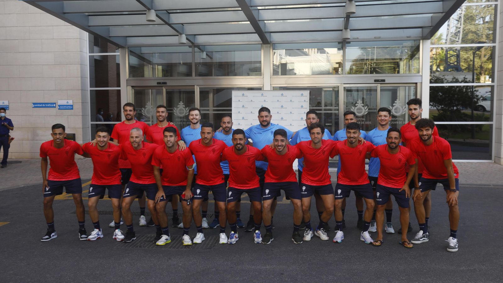 La plantilla y el cuerpo técnico posan antes de los reconocimientos médicos.
