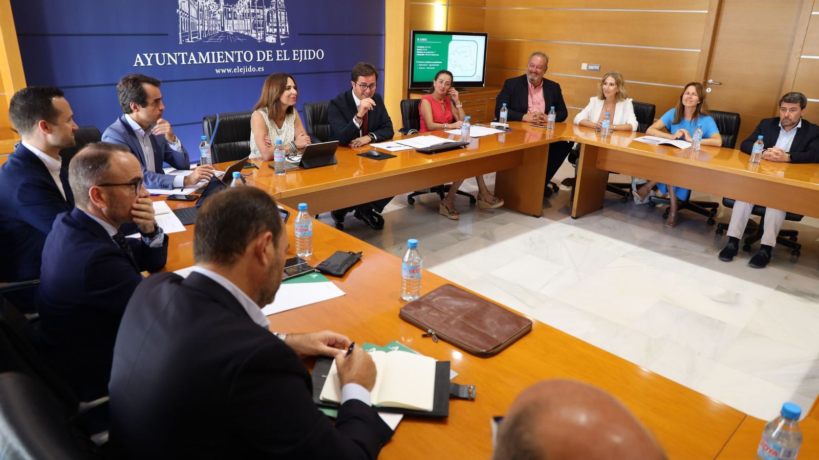La titular del área de Fomento, reunida con el equipo de Gobierno municipal ejidense.