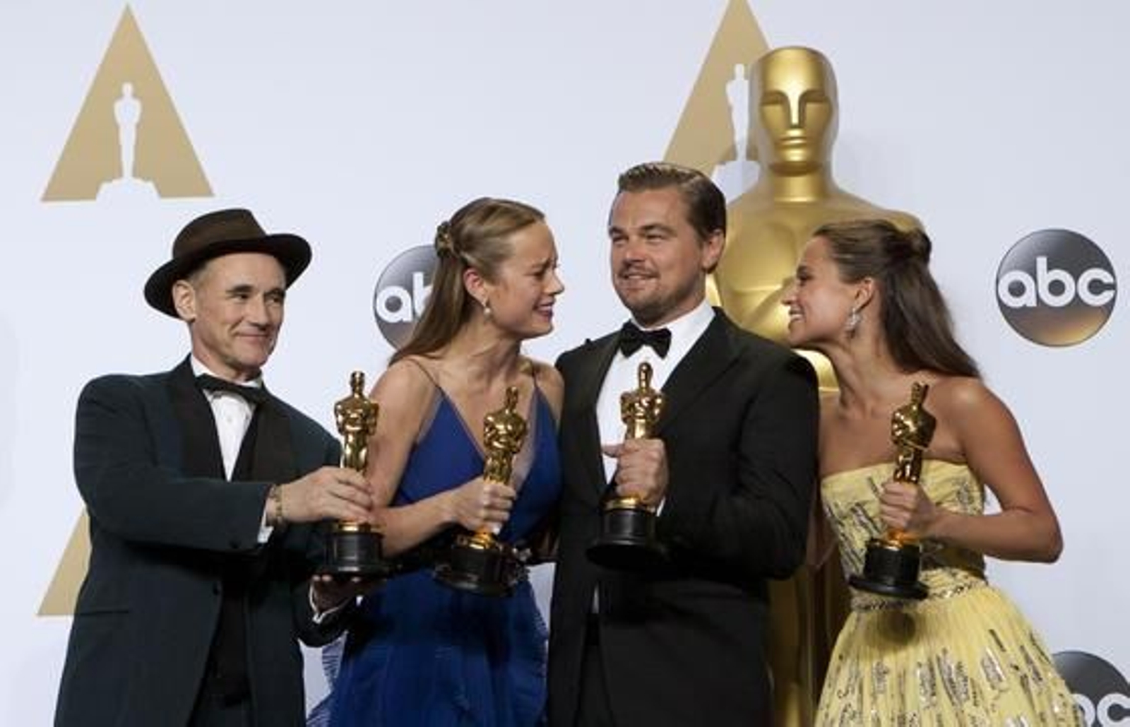 Los actores Mark Rylance (i), Brie Larson (2i), Leonardo DiCaprio (2d) y Alicia Vikander (d) posan con sus Oscar a Mejor Actor de Reparto, Mejor Actriz, Mejor Actor y Mejor Actriz de Reparto, respectivamente.

Foto: Efe