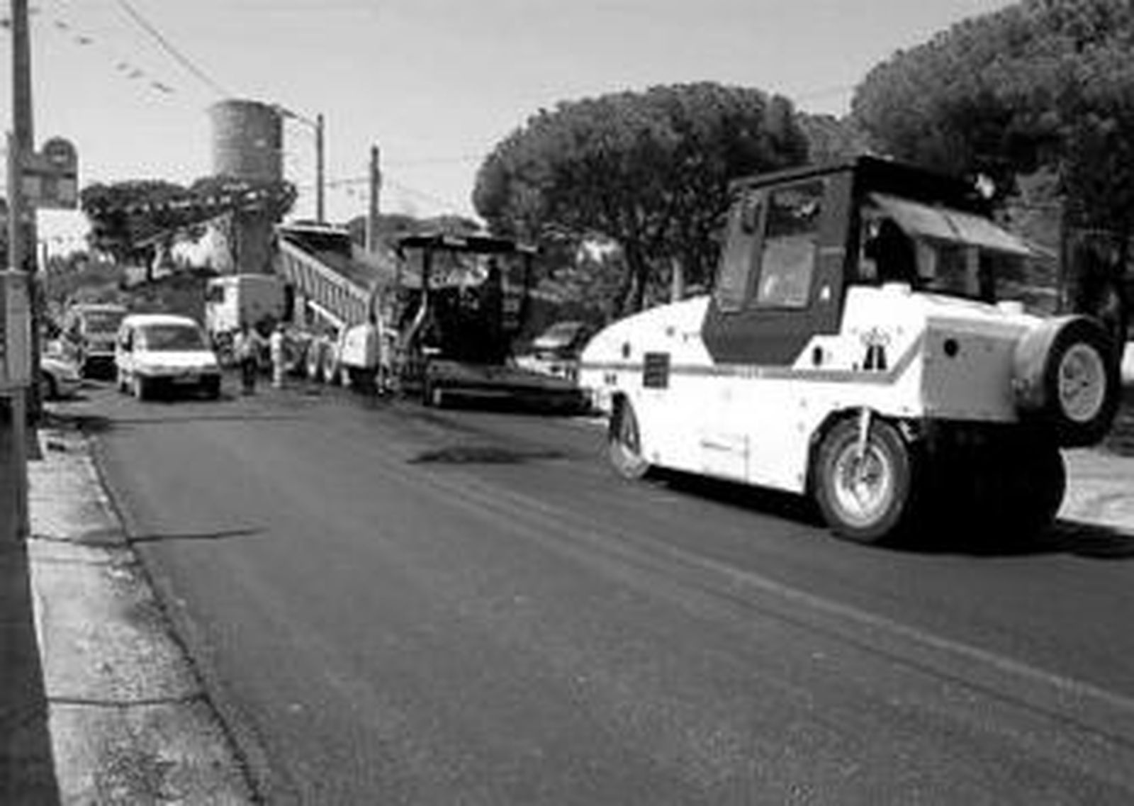 Tareas de asfaltado que se ejecutaban ayer.