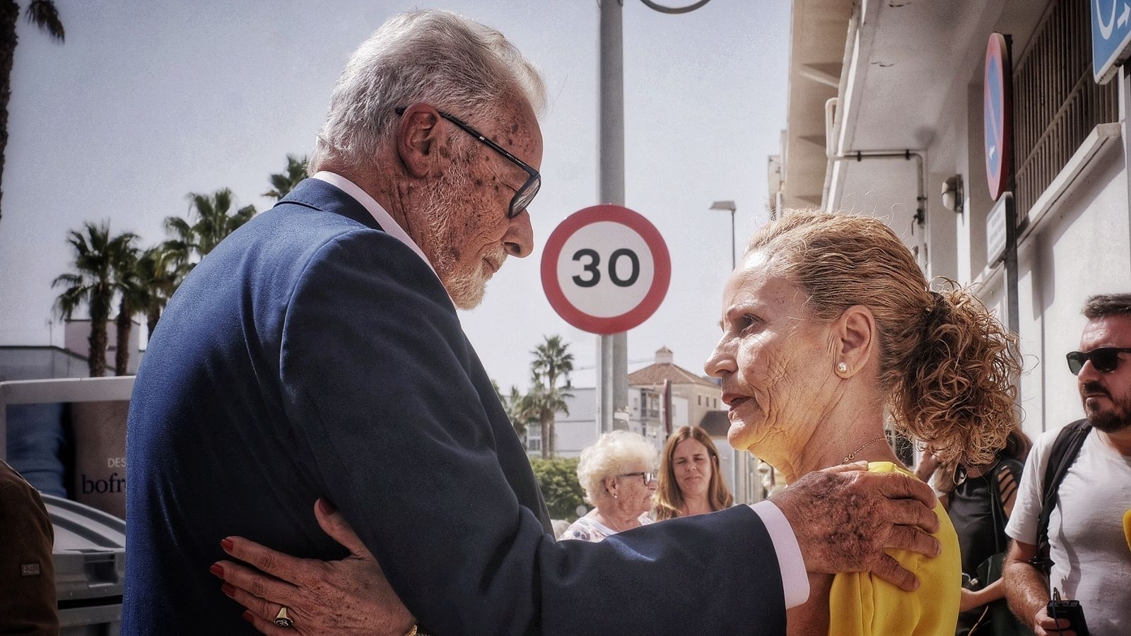 El Defensor del Pueblo Andaluz, Jesús Maeztu, con Candelaria Grimaldi, presidenta de la AVV Claridad Cerro del Moro, en una reciente visita al barrio.