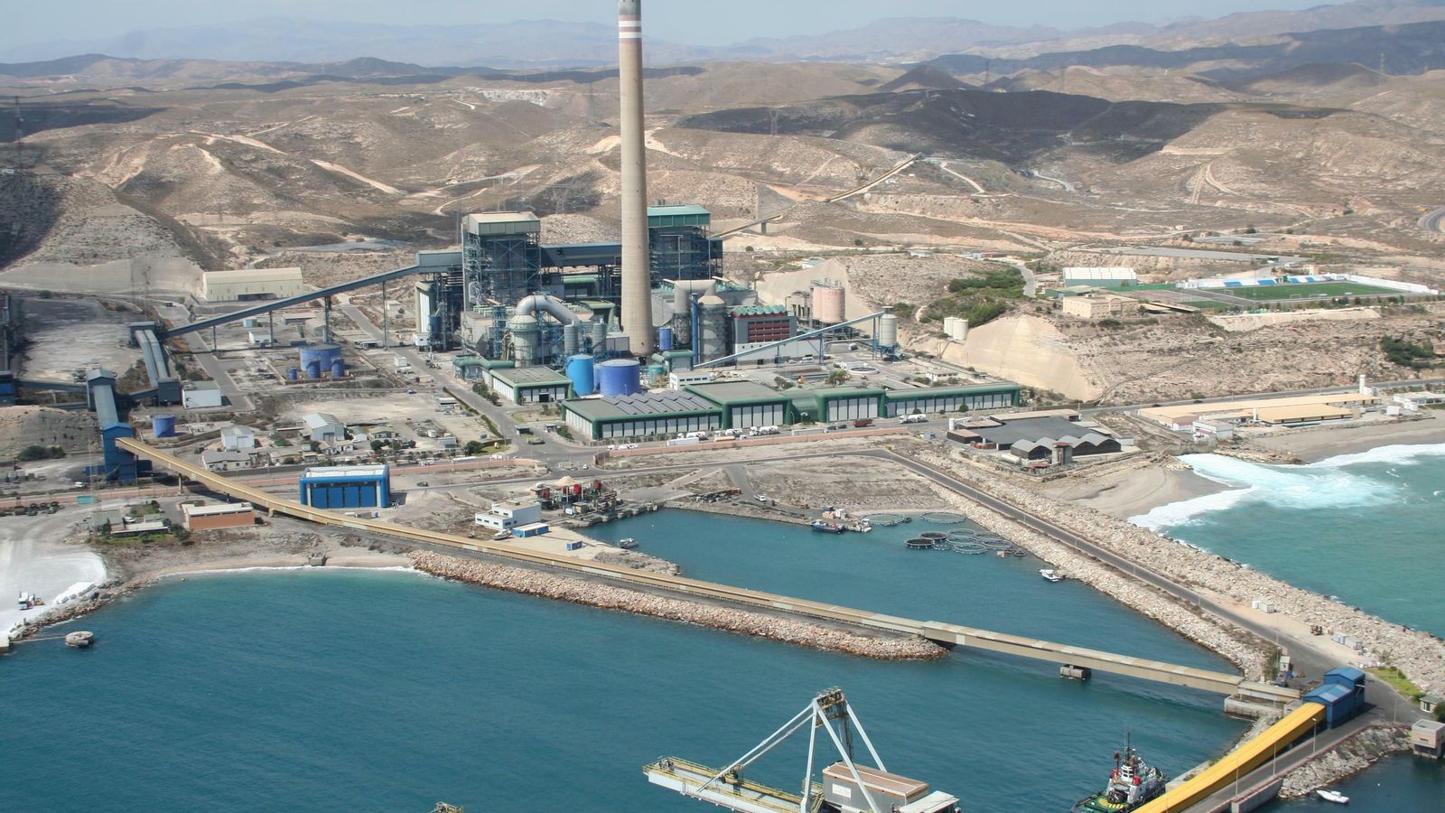 Imagen aérea de la central térmica de Endesa en Carboneras.