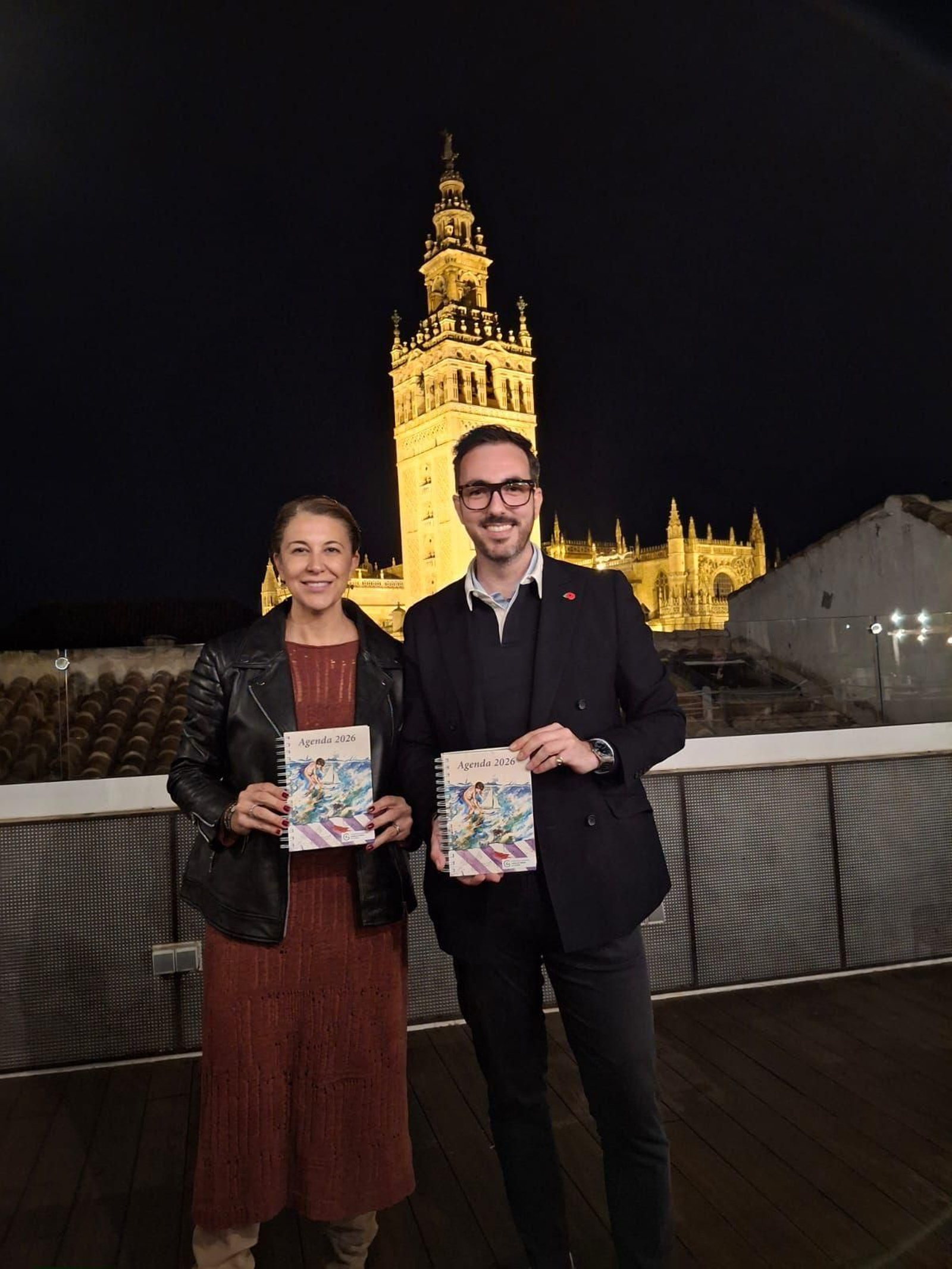 El autor de la agenda de la AECC, José Tomás Pérez Indiano, y la delegada territorial de Salud, Silvia Pozo.