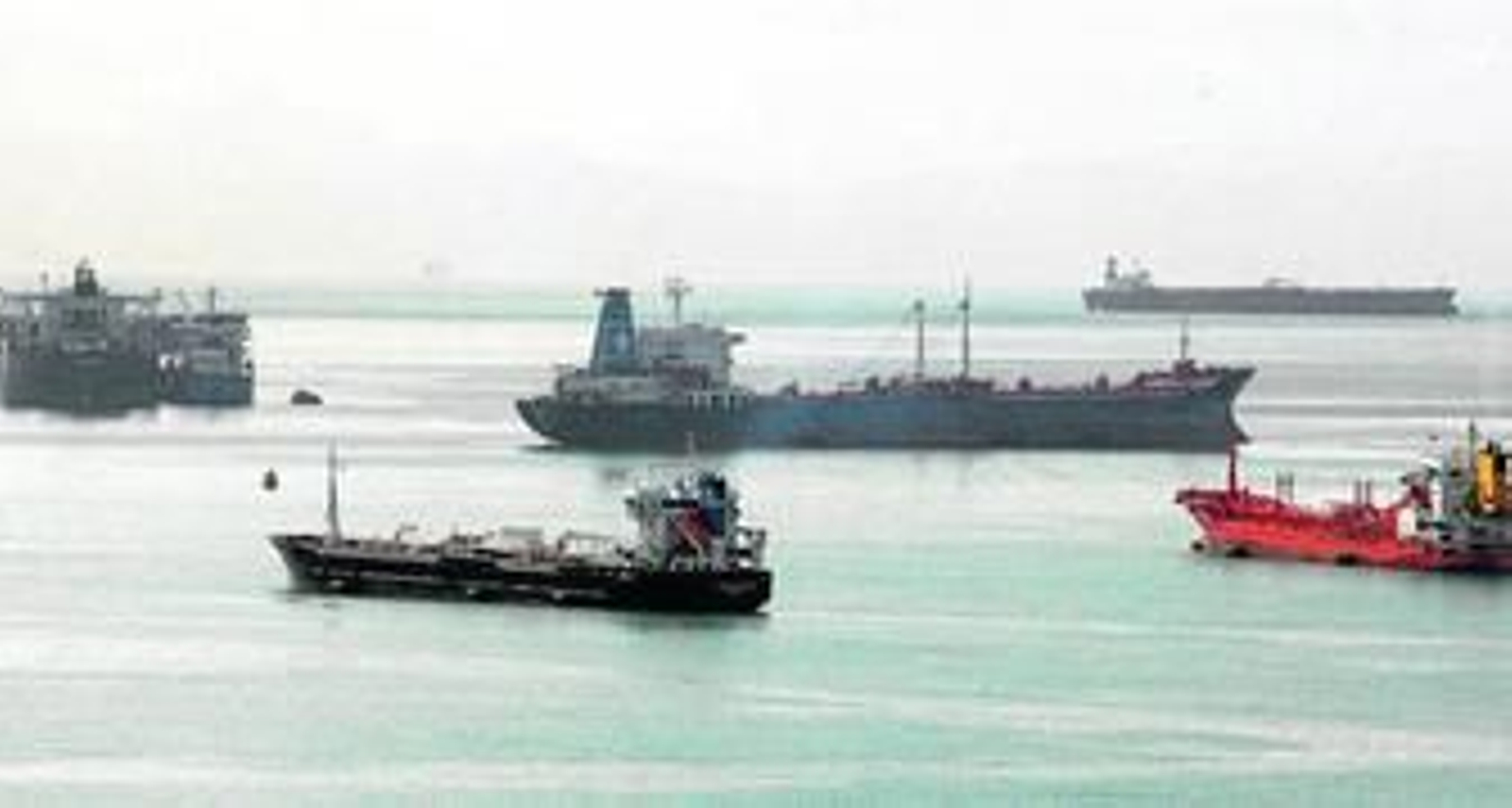 Barcos fondeados en la Bahía de Algeciras, en una imagen de archivo.