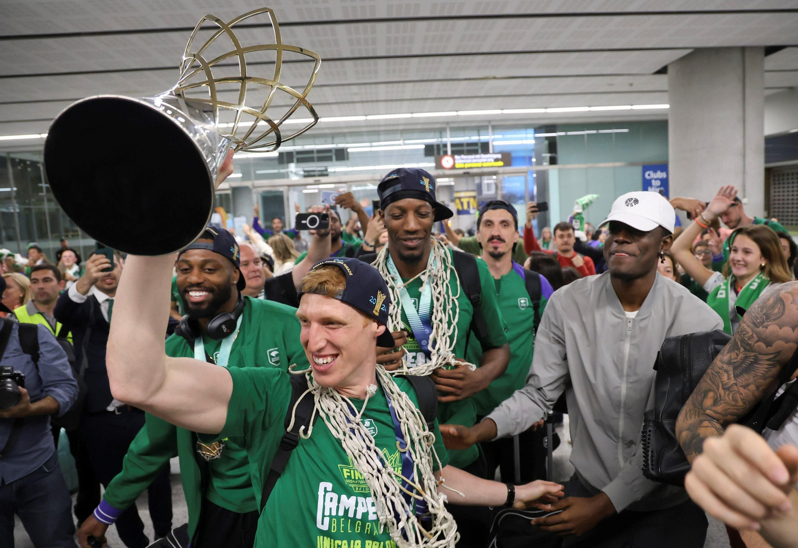 La llegada de los héroes de Belgrado, en imágenes