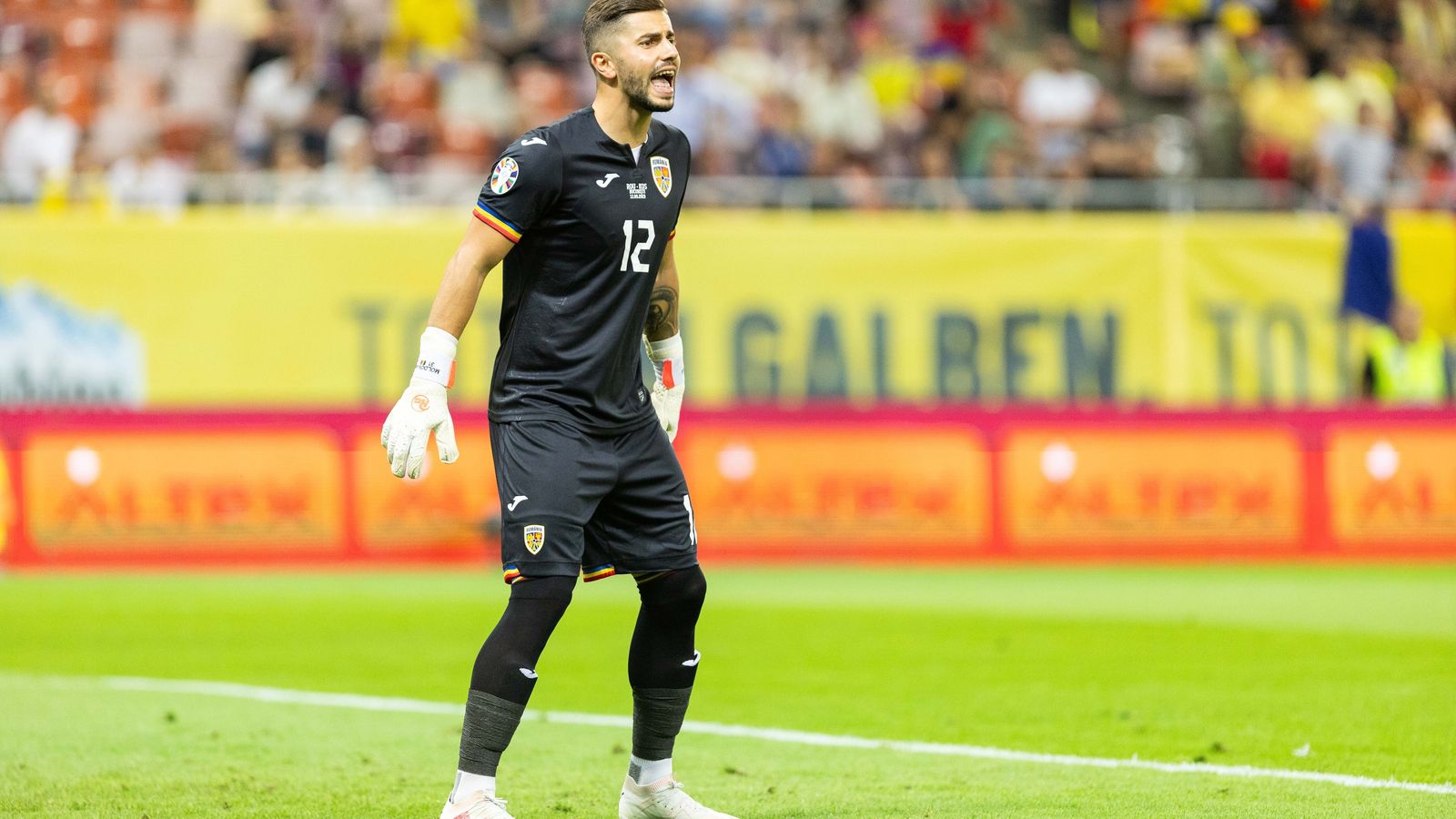 Moldovan da indicaciones durante un encuentro con Rumanía