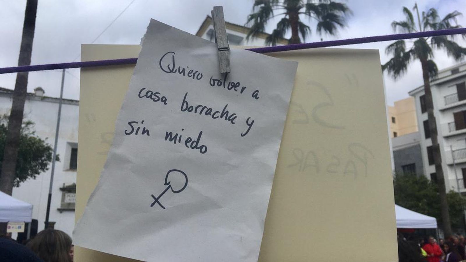 Uno de los carteles colgados este miércoles en la Plaza Alta.