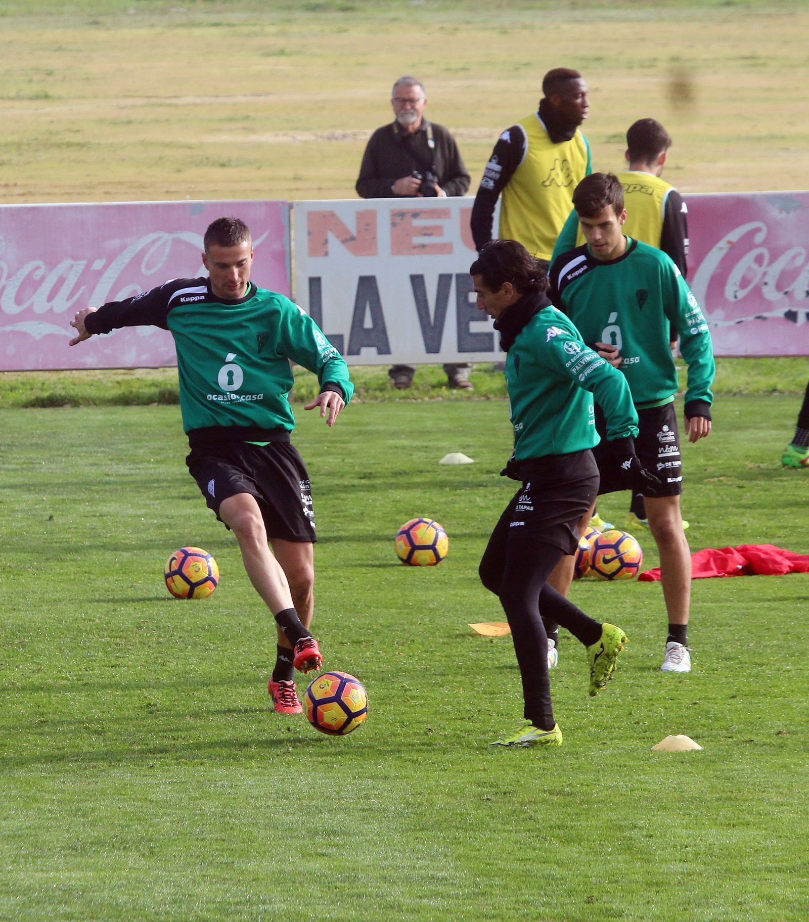Pedro Ríos combina con Markovic, con Borja Domínguez en segundo plano.