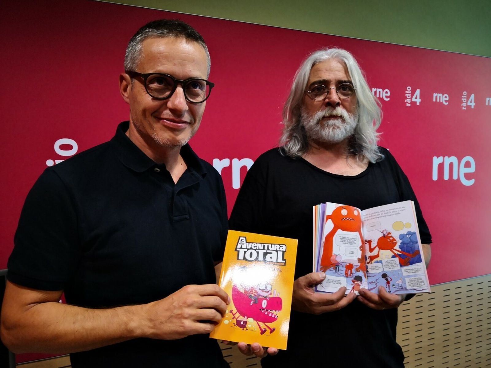 Óscar Julve y Jaume Copons, con los ejemplares de ‘Un plan maléfico’ y ‘El secreto del profesor’, con que arranca la colección ‘Aventura Total’.