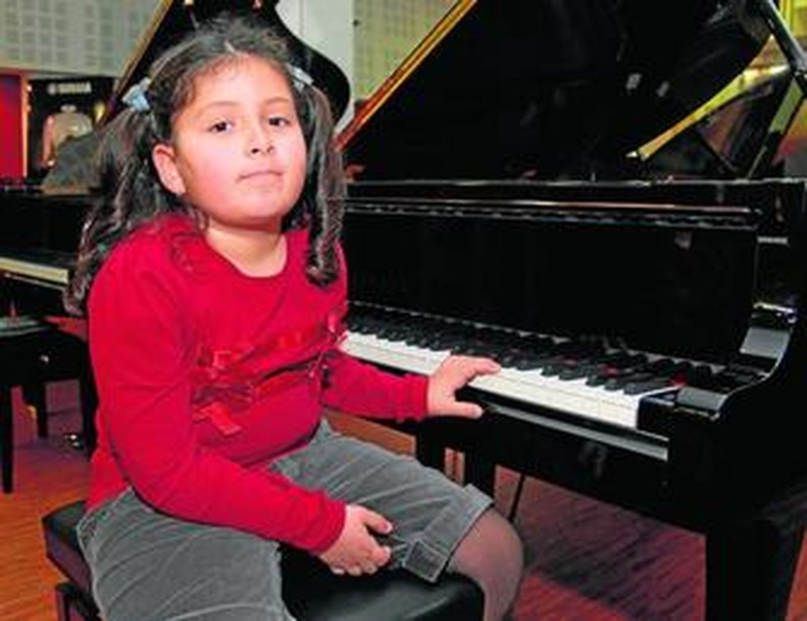 Celia Pérez junto a un piano de una de las tiendas Multison de Chiclana.
