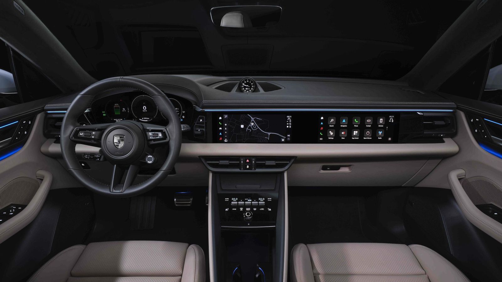 Como en otros modelos de última hornada de Porsche, pantalla curva para la instrumentación, una central para el equipo de infoentretenimiento y una tercera para el uso exclusivo del acompañante.