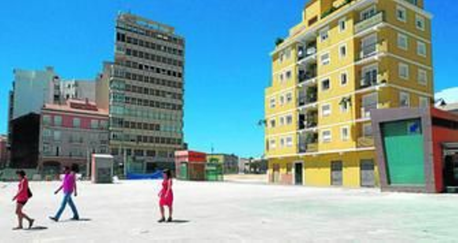 Varios peatones transitan por la Plaza Camas.