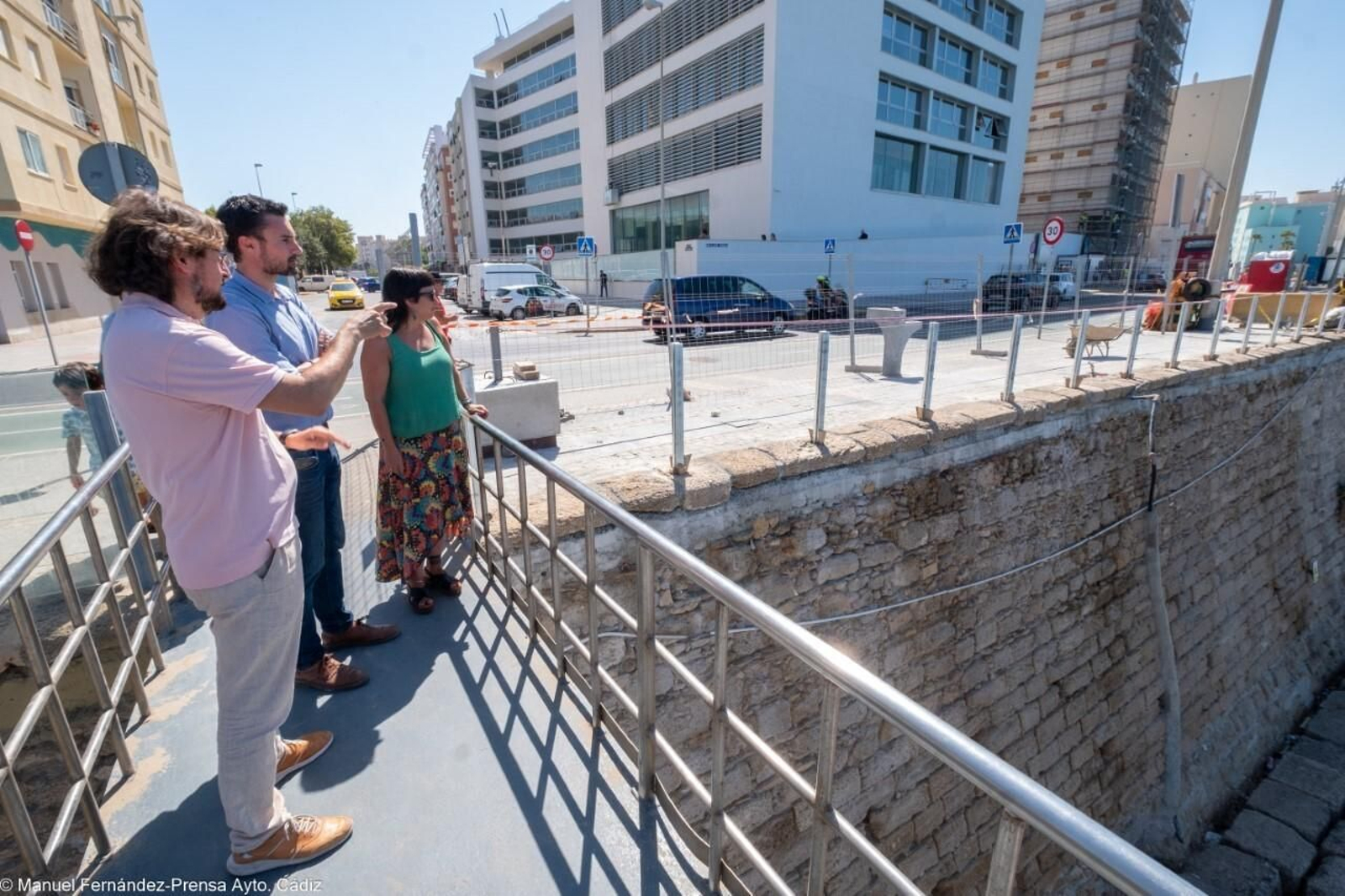 Martín Vila atiende a las explicaciones sobre la obra.