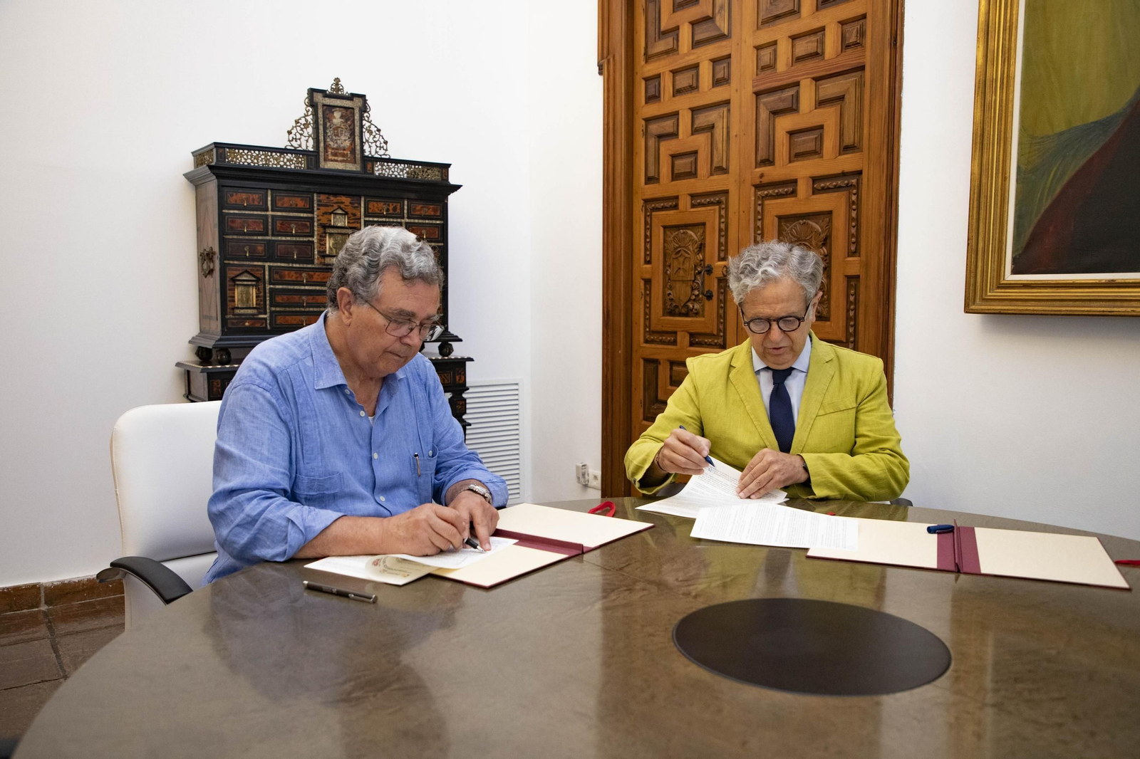 Firma de convenio en la sede de la Diputación.