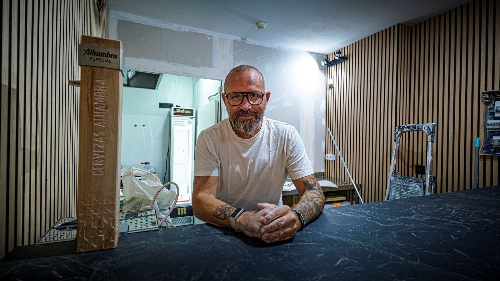 Dani Gómez en el puesto de venta de sushi que abrirá junto a un socio.