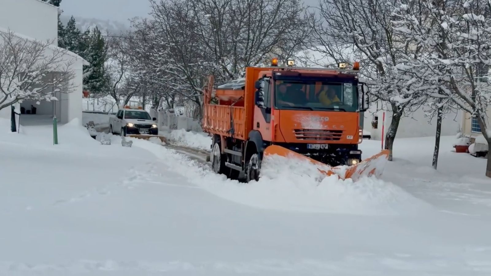 El trabajo sin descanso de los quitanieves en Jaén