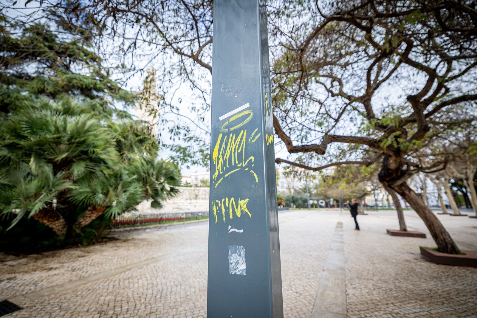 Las imágenes del mal estado de la Plaza de España en Cádiz