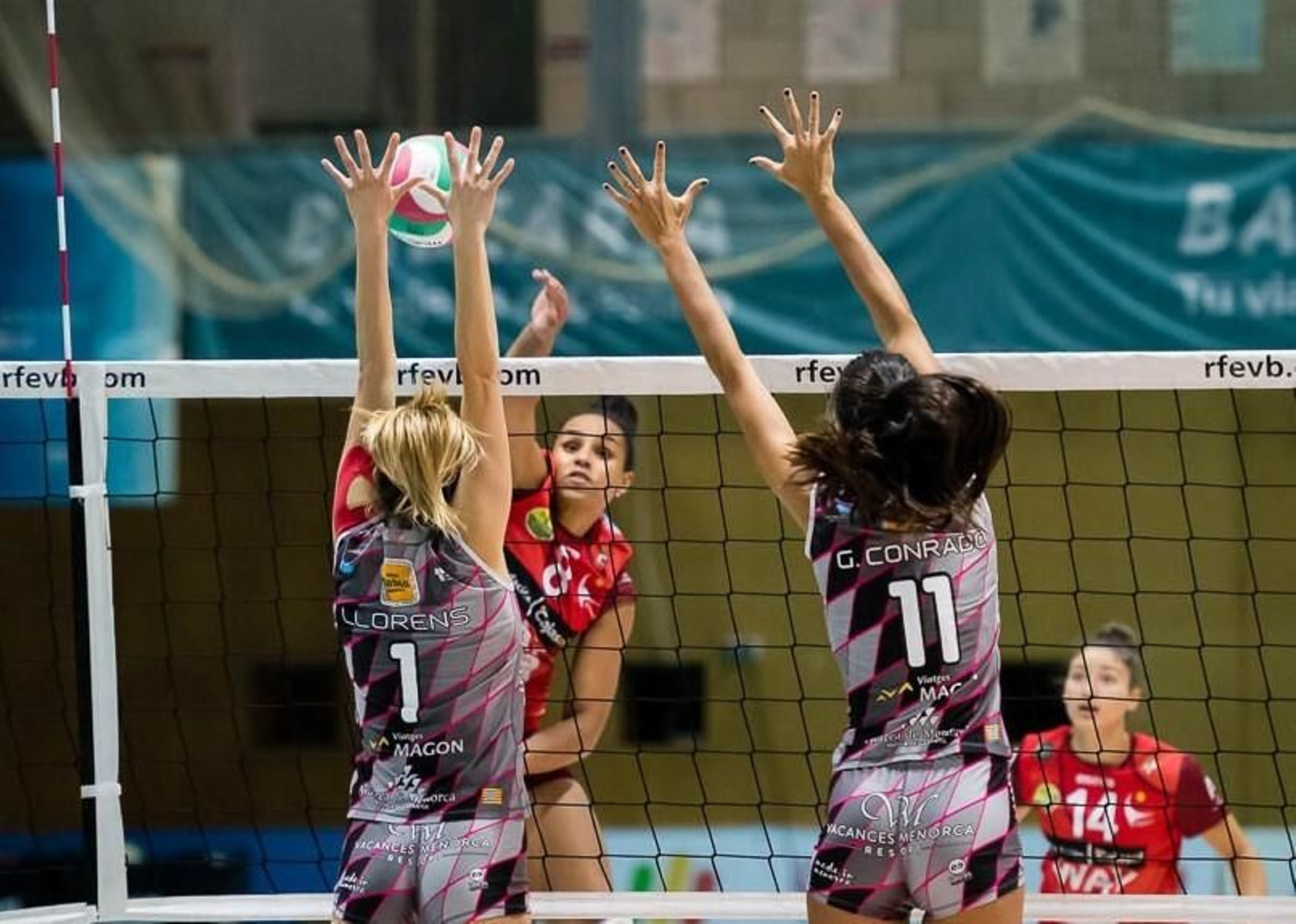 Llorens, del Menorca, bloquea un remate del Cajasol.