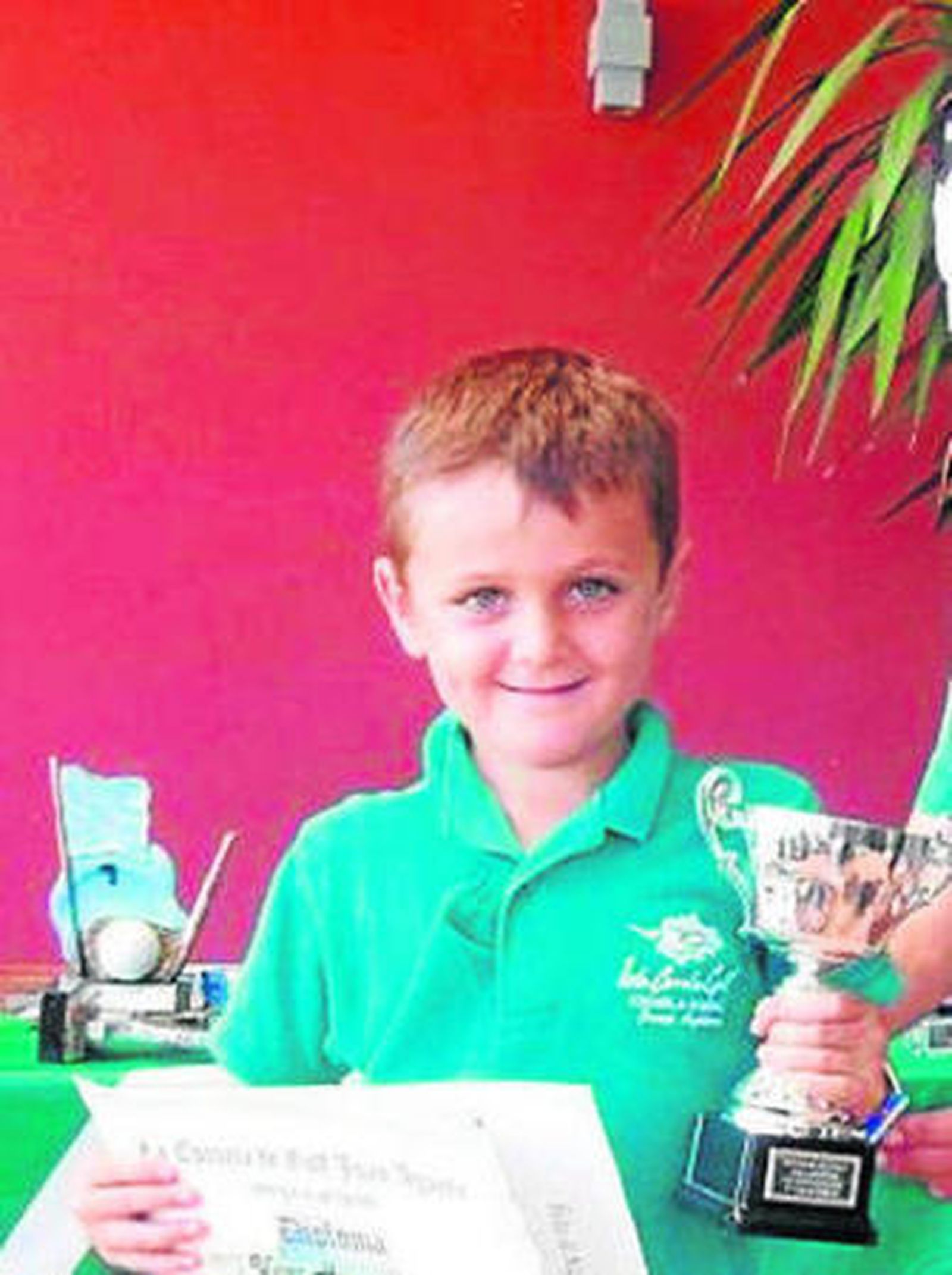 A la izquierda, Yago Horno posa con el trofeo al que renunció. A la derecha, la carta que envió a la Federación.