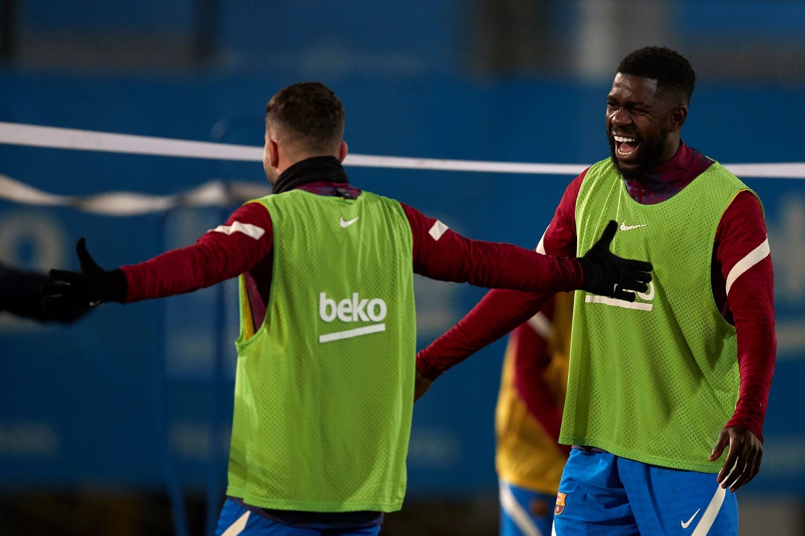 Samuel Umtiti (d) en un entrenamiento con el Barcelona.
