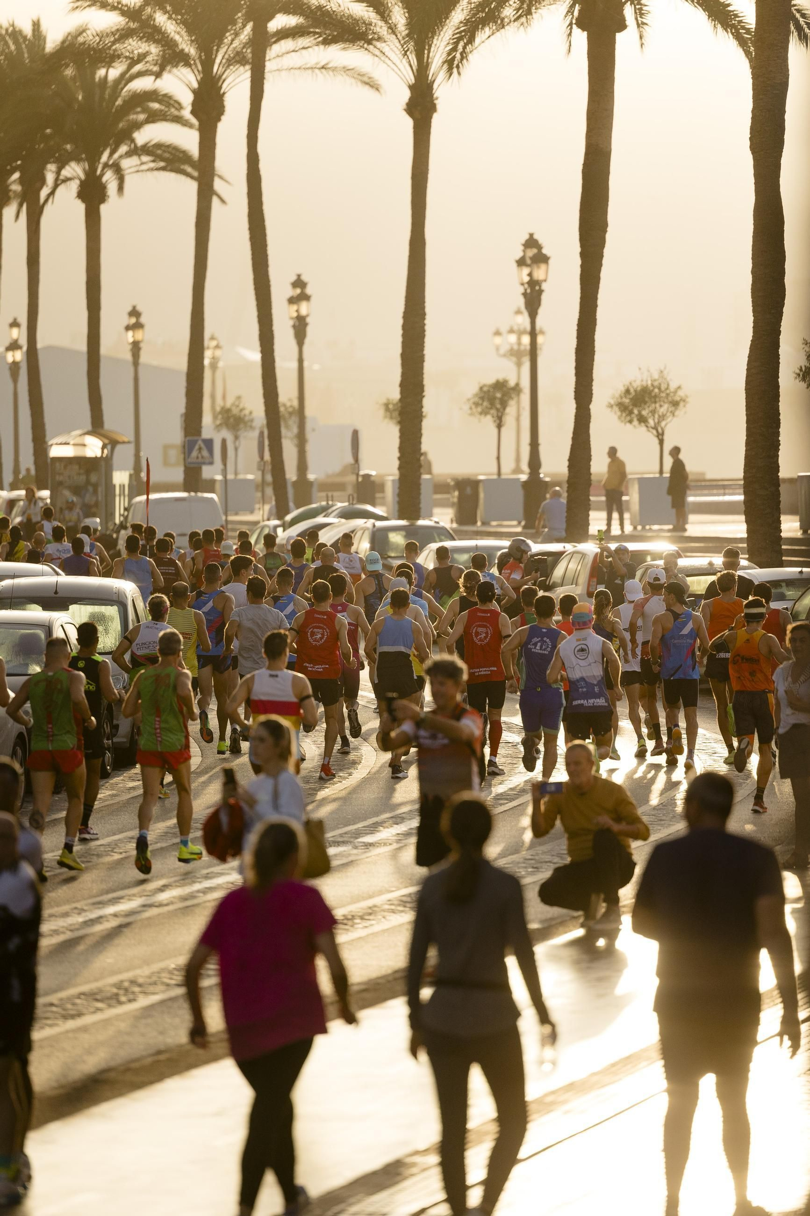 Búscate en las imágenes de la I media maratón Ciudad de Cádiz