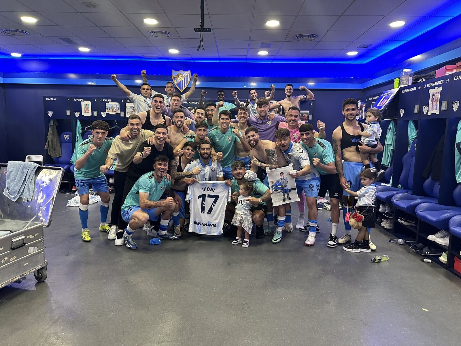 La plantilla del Málaga CF celebra en el vestuario.