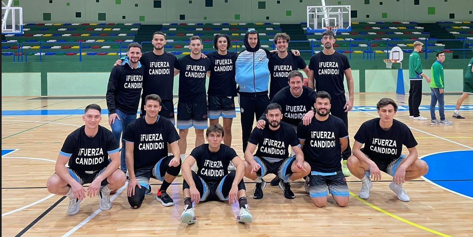 Los jugadores de la ULB posan con una camiseta de apoyo a Cándido Matoso