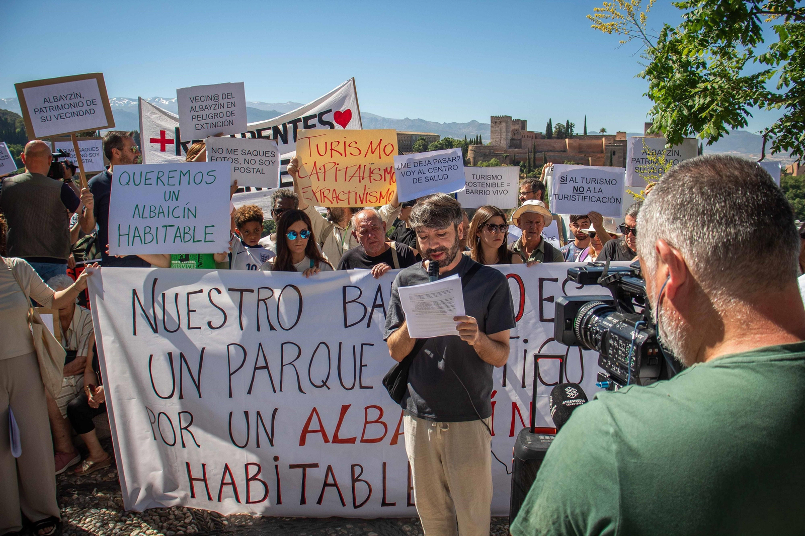 La protesta de los vecinos del Albaicín contra el turismo de masas, en imágenes