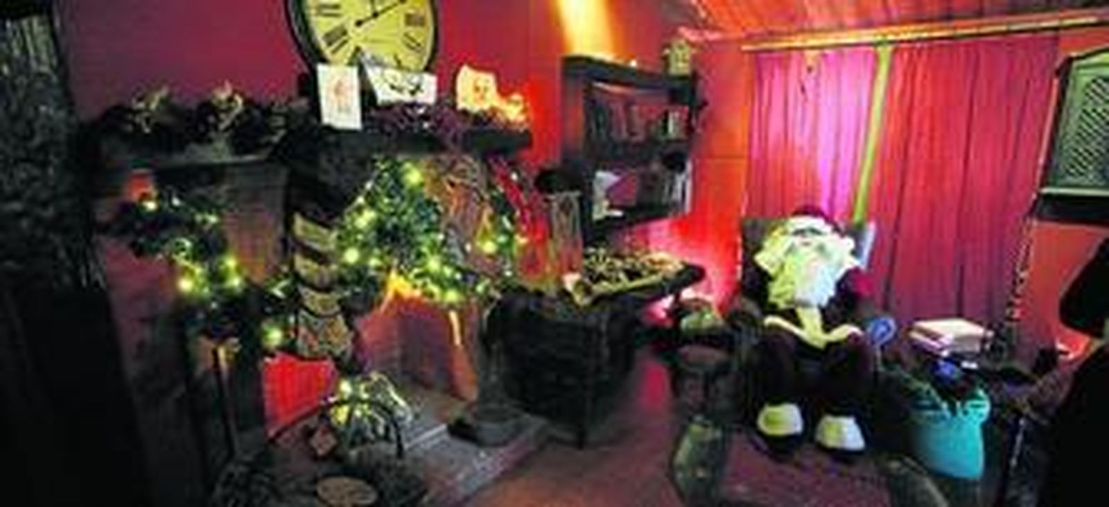 Santa Claus en el interior de su casa, asentada estos días en la plaza central del centro comercial de Nervión.