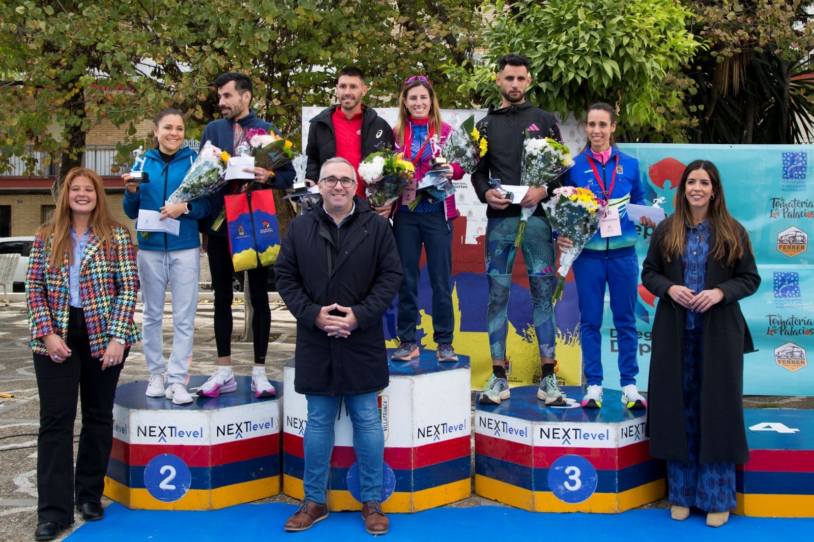 El cuadro de ganadores masculinos y femeninos, con las autoridades locales.