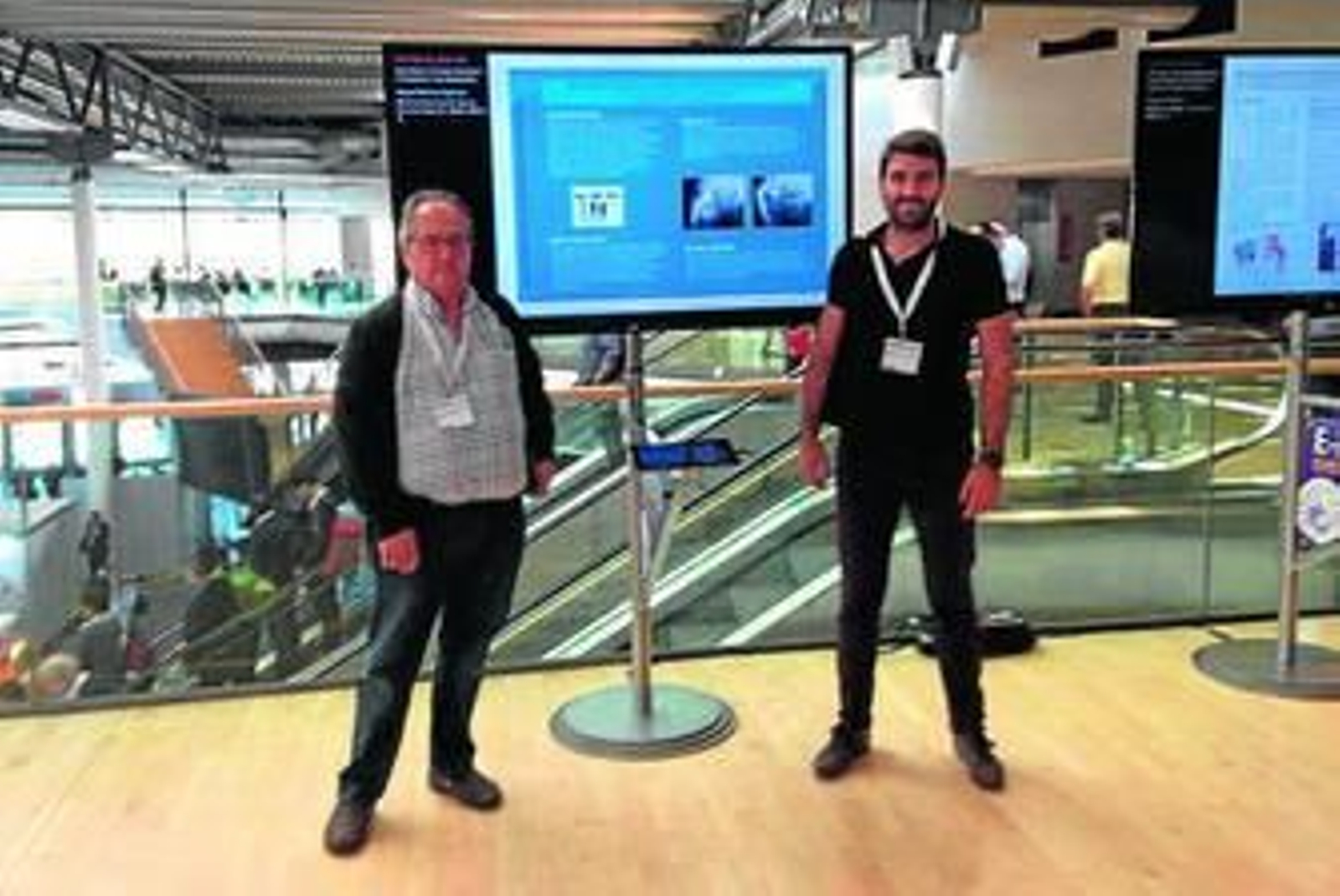 Artífices del póster, junto al trabajo, en el congreso de Munich.