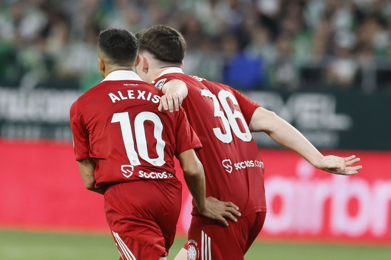 Oso es felicitado por Alexis Sánchez tras su gran pase en el 2-1.