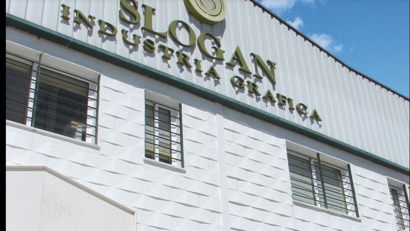 Fachada de la empresa Slogan.