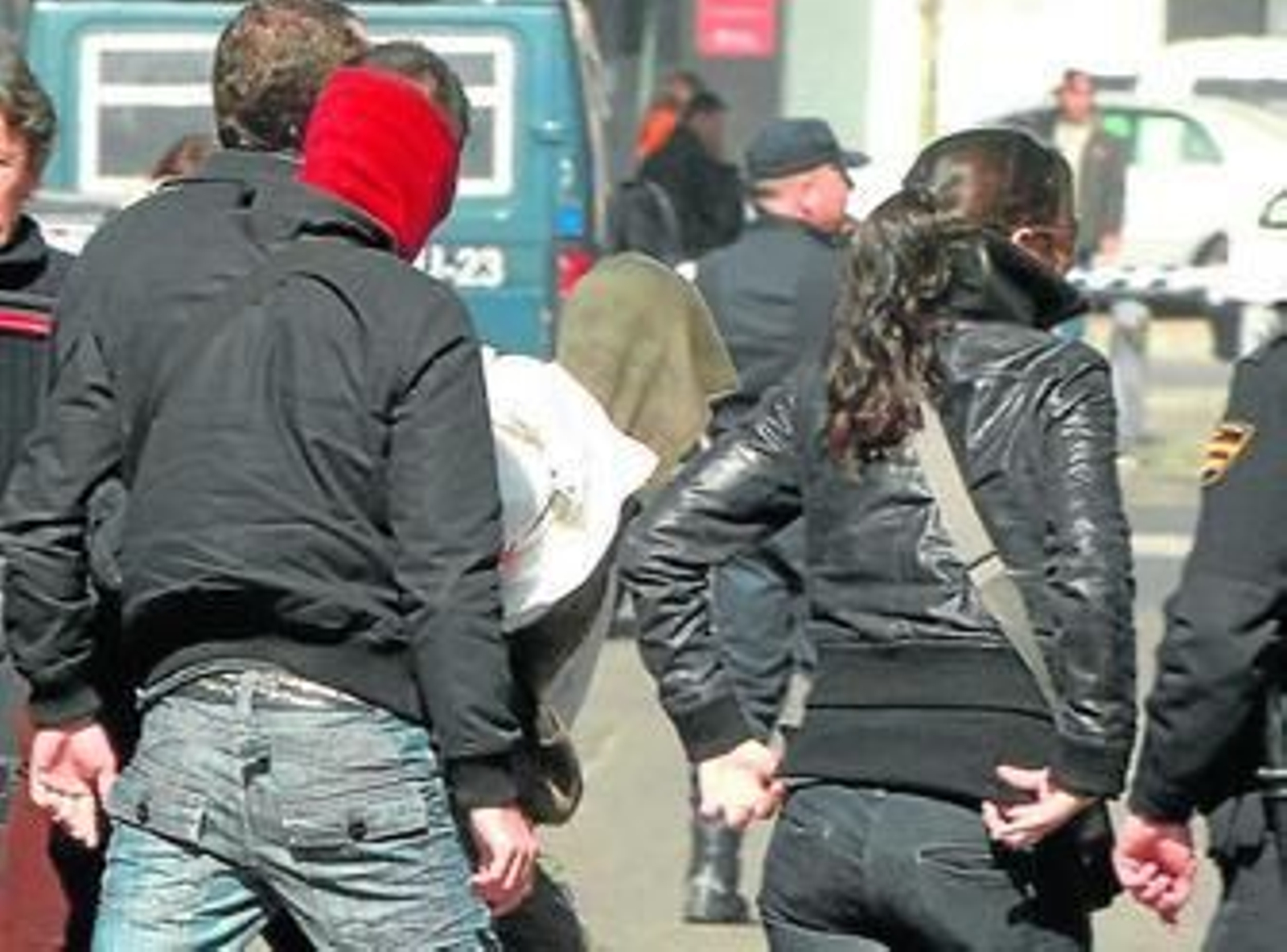 Varios policías escoltan al Cuco, que oculta su rostro con el gorro de una sudadera.