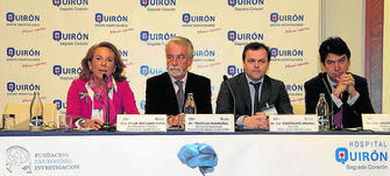 Pilar Serrano junto a los doctores Francisco Trujillo, Juan Rodríguez Uranga y José Manuel Montero.