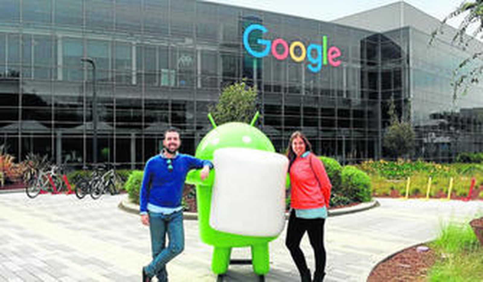 El empresario Antonio Pavón, con su pareja, visitando las instalaciones de Google, en Estados Unidos.