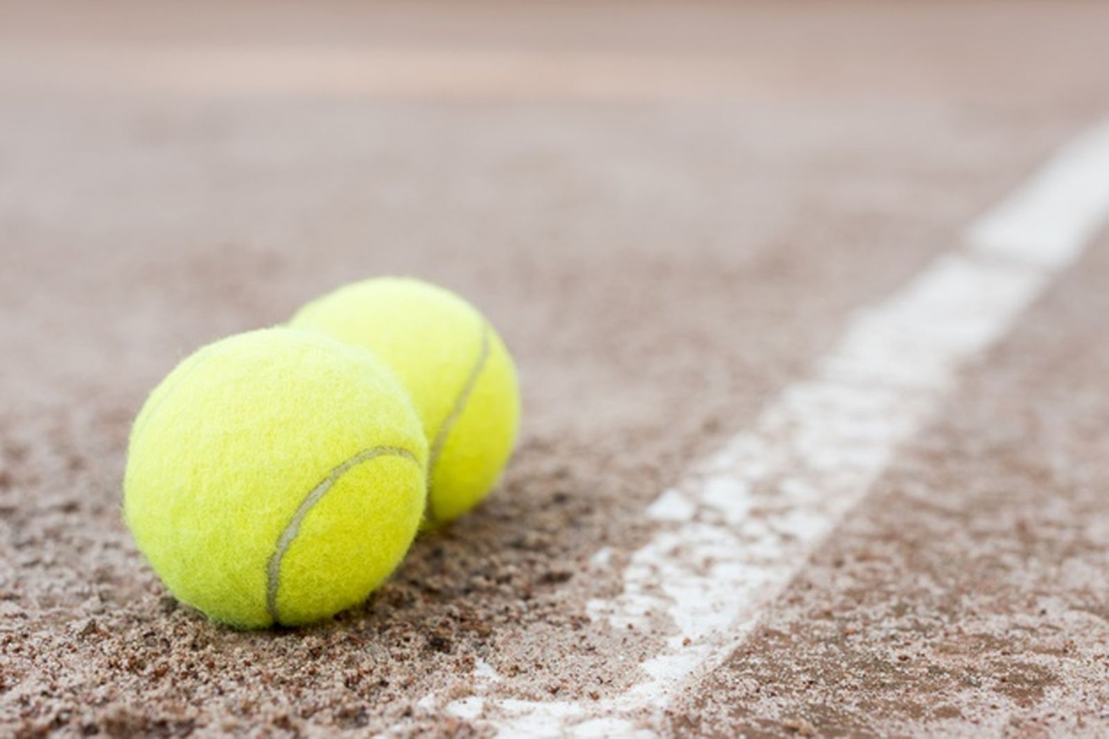 Dos pelotas de tenis en el suelo.