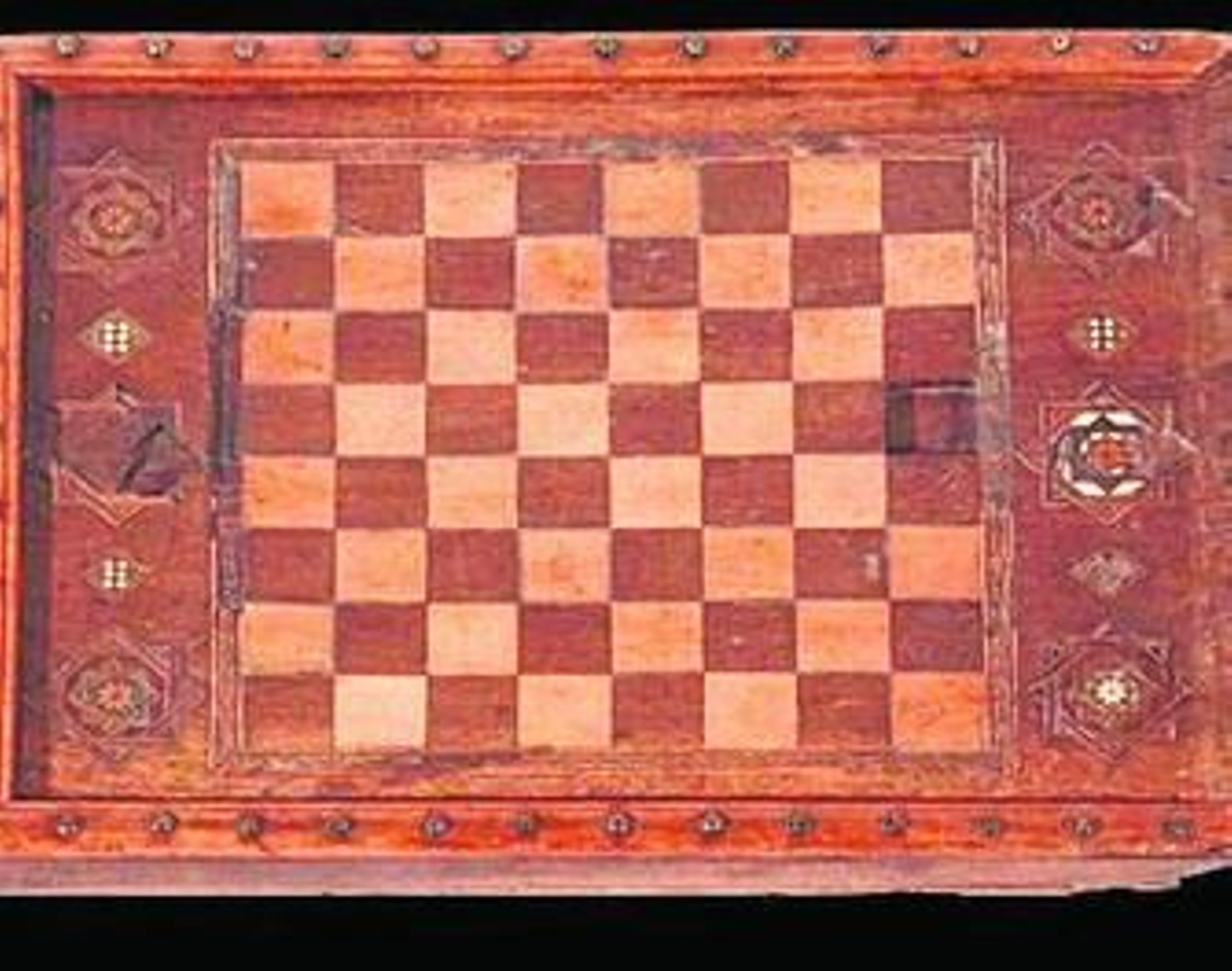 El tablero está hecho con madera de nogal.