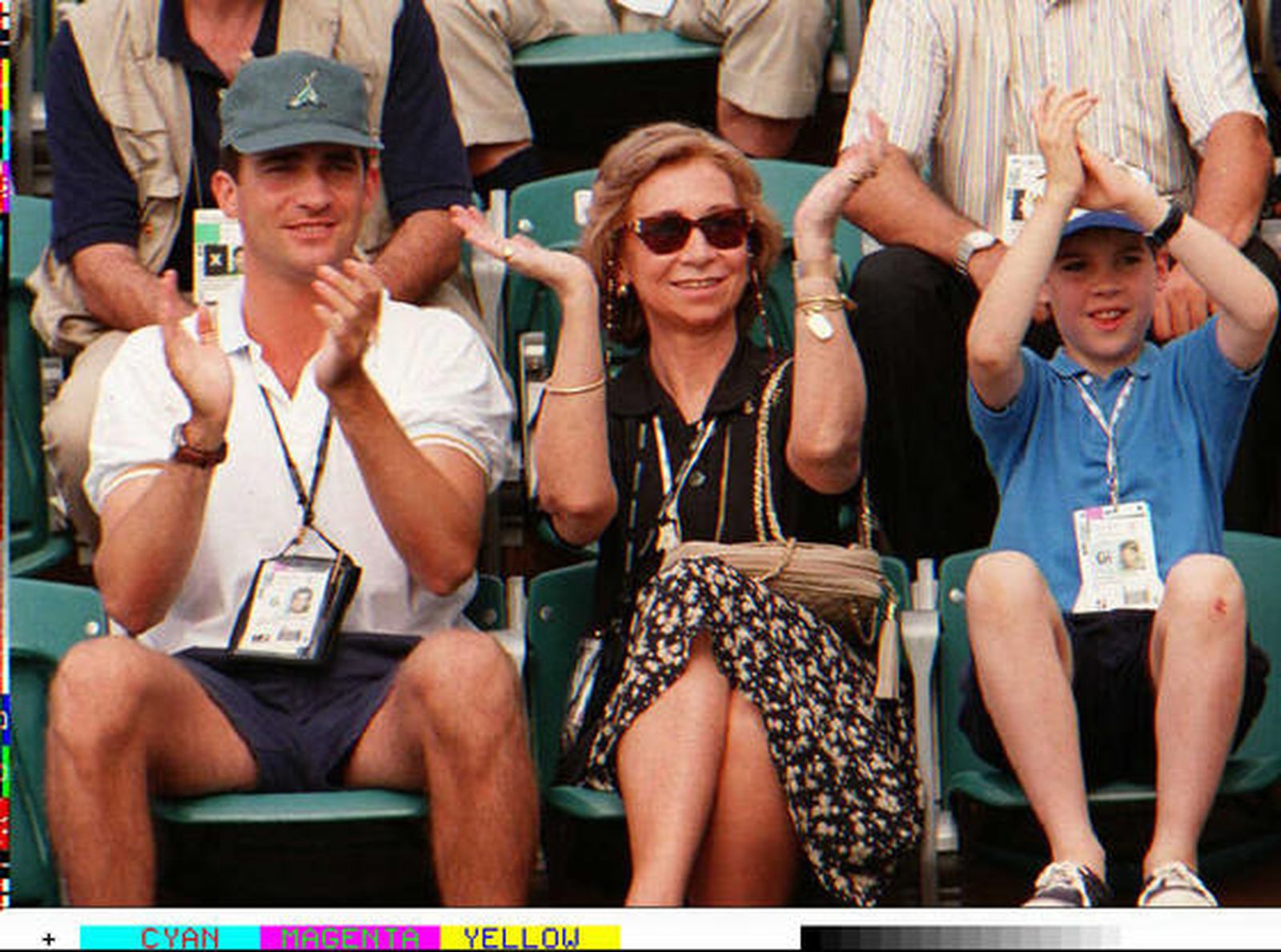 La reina Sofía y el príncipe Felipe acompañados de uno de los hijos de Constantino de Grecia en los Juegos Olímpicos de Altlanta '96. / Efe