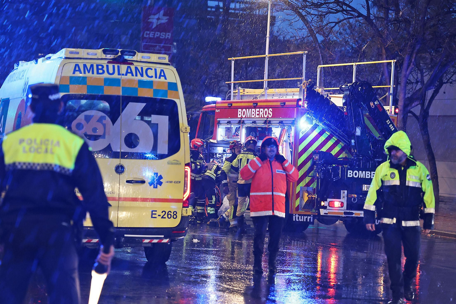 Las espectaculares imágenes del rescate de una persona en un accidente de tráfico en Huelva