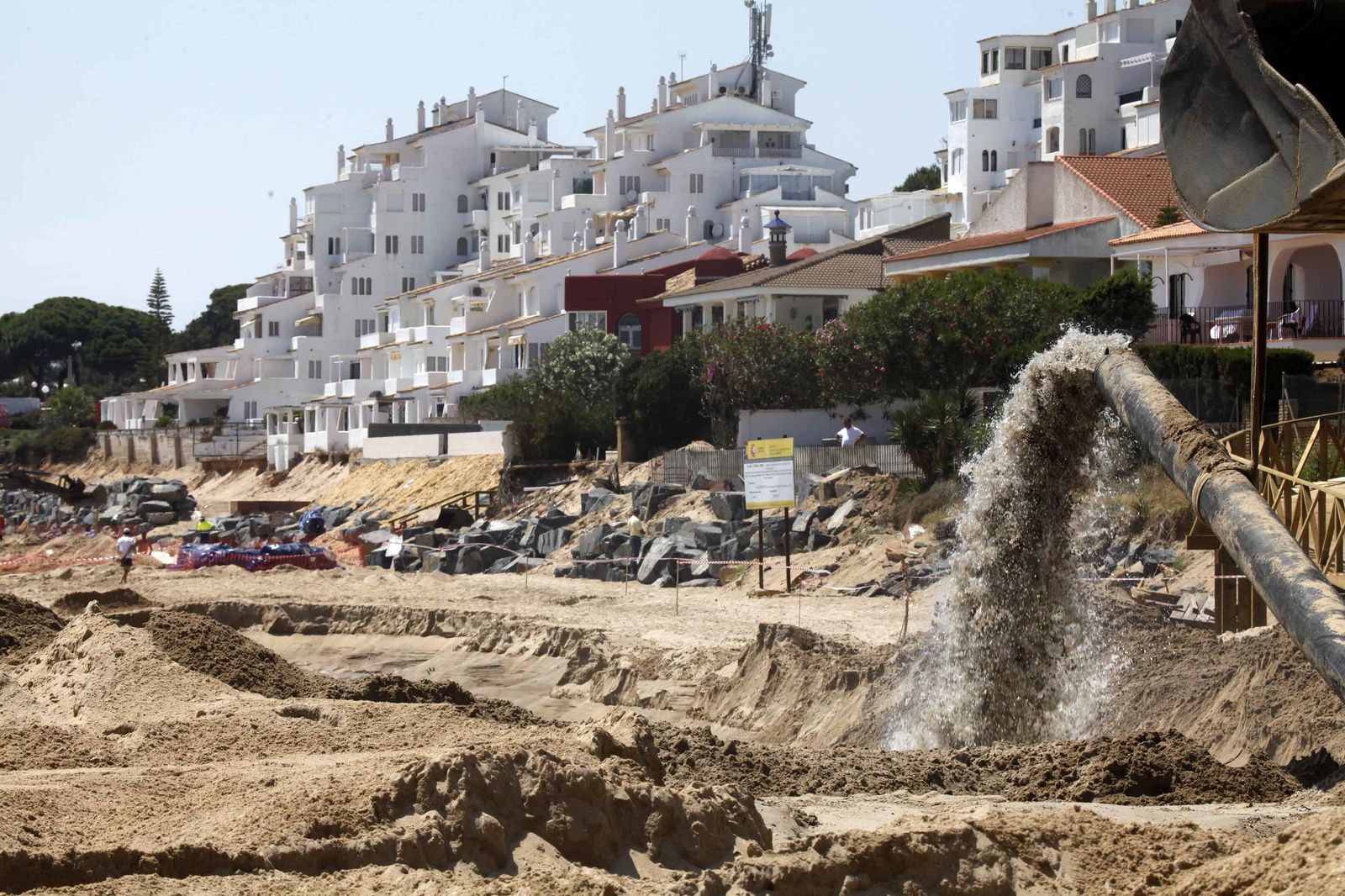 El inicio de los trabajos de regeneración de la arena en la playa de El Portil